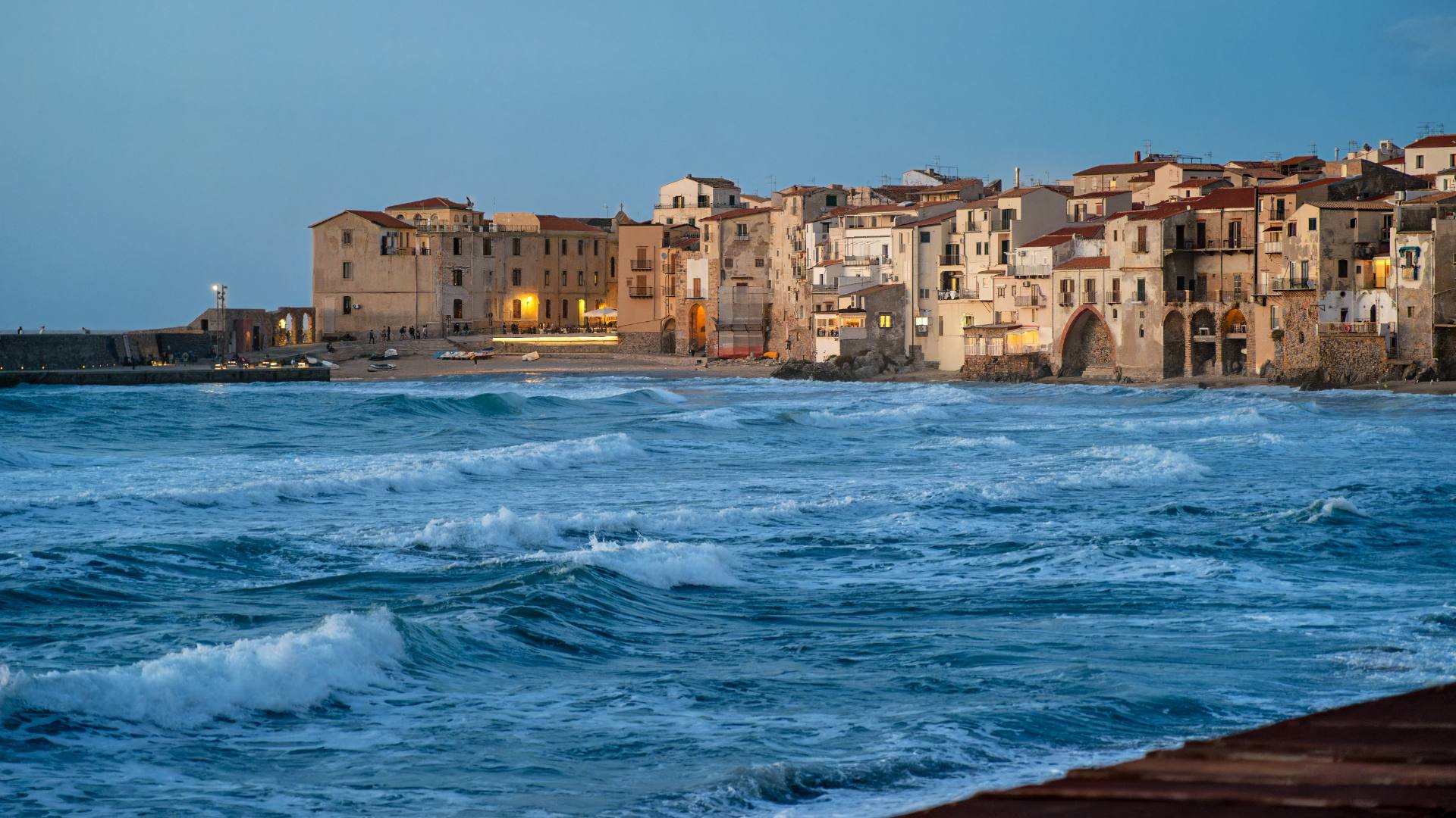 Die Altstadt von Cefalù in der Dämmerung